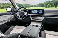 new-bmw-x7-on-location-palm-springs-10-2022-2250px.webp