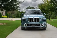 new-bmw-x7-on-location-palm-springs-10-2022-2250px.webp
