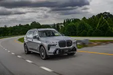 new-bmw-x7-on-location-palm-springs-10-2022-2250px.webp