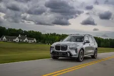 new-bmw-x7-on-location-palm-springs-10-2022-2250px.webp