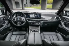 new-bmw-x7-on-location-palm-springs-10-2022-2250px.webp