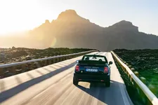 90493817-mini-cooper-se-convertible-02-2023-2249px.webp