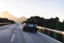 90493815-mini-cooper-se-convertible-02-2023-2250px.webp
