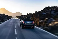 90493813-mini-cooper-se-convertible-02-2023-2250px.webp