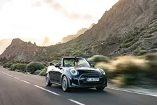 90493804-mini-cooper-se-convertible-02-2023-2250px.webp