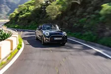 90493826-mini-cooper-se-convertible-02-2023-2250px.webp