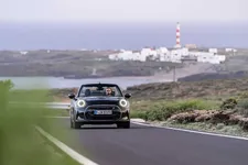 90493859-mini-cooper-se-convertible-02-2023-2250px.webp