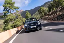 90493847-mini-cooper-se-convertible-02-2023-2250px.webp