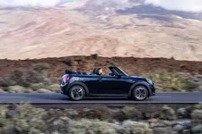 90493843-mini-cooper-se-convertible-02-2023-2250px.webp