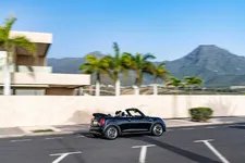 90493841-mini-cooper-se-convertible-02-2023-2250px.webp