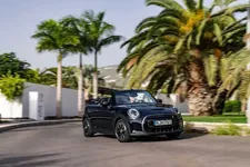 90493835-mini-cooper-se-convertible-02-2023-2250px.webp
