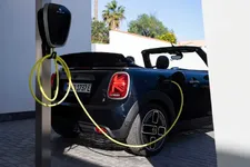 90493986-mini-cooper-se-convertible-02-2023-2250px.webp