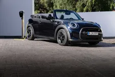 90493978-mini-cooper-se-convertible-02-2023-2250px.webp