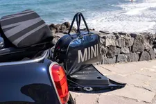 90493965-mini-cooper-se-convertible-02-2023-2250px.webp