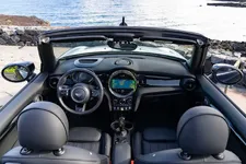 90493950-mini-cooper-se-convertible-02-2023-2250px.webp