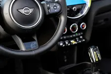 90493940-mini-cooper-se-convertible-02-2023-2250px.webp