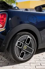 P90493930-mini-cooper-se-convertible-02-2023-999px.webp