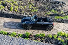 90493899-mini-cooper-se-convertible-02-2023-2250px.webp