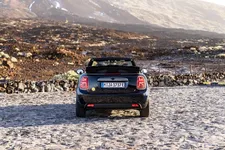 90493890-mini-cooper-se-convertible-02-2023-2250px.webp