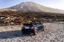 90493886-mini-cooper-se-convertible-02-2023-2250px.webp