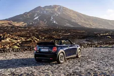 90493883-mini-cooper-se-convertible-02-2023-2250px.webp