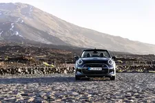 90493877-mini-cooper-se-convertible-02-2023-2249px.webp