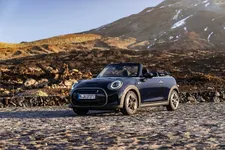 90493874-mini-cooper-se-convertible-02-2023-2250px.webp