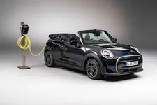 90493724-mini-cooper-se-convertible-02-2023-2250px.webp