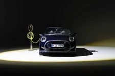 90493722-mini-cooper-se-convertible-02-2023-2250px.webp
