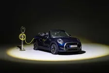 90493720-mini-cooper-se-convertible-02-2023-2250px.webp