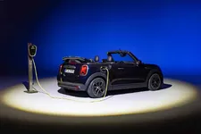 90493712-mini-cooper-se-convertible-02-2023-2250px.webp