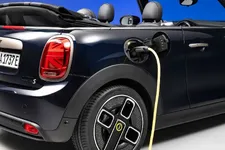 90493727-mini-cooper-se-convertible-02-2023-2250px.webp