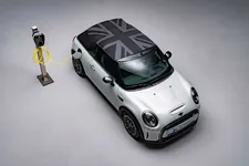 90493749-mini-cooper-se-convertible-02-2023-2250px.webp