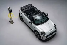90493748-mini-cooper-se-convertible-02-2023-2250px.webp