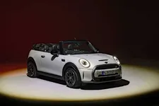 90493740-mini-cooper-se-convertible-02-2023-2250px.webp