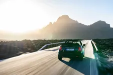 90493816-mini-cooper-se-convertible-02-2023-2250px.webp
