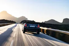 90493814-mini-cooper-se-convertible-02-2023-2250px.webp