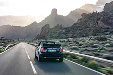 90493811-mini-cooper-se-convertible-02-2023-2250px.webp
