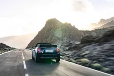 90493809-mini-cooper-se-convertible-02-2023-2250px.webp