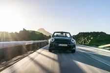 90493806-mini-cooper-se-convertible-02-2023-2250px.webp