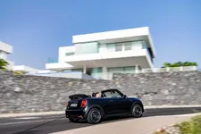 90493832-mini-cooper-se-convertible-02-2023-2250px.webp