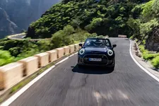90493827-mini-cooper-se-convertible-02-2023-2250px.webp