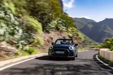 90493824-mini-cooper-se-convertible-02-2023-2250px.webp