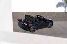 90493994-mini-cooper-se-convertible-02-2023-2250px.webp