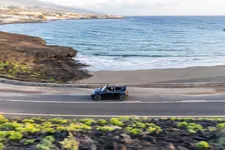 90493870-mini-cooper-se-convertible-02-2023-2250px.webp