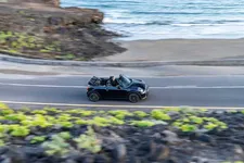 90493868-mini-cooper-se-convertible-02-2023-2250px.webp