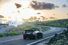 90493862-mini-cooper-se-convertible-02-2023-2250px.webp