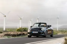 90493858-mini-cooper-se-convertible-02-2023-2250px.webp