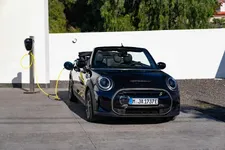 90493983-mini-cooper-se-convertible-02-2023-2250px.webp
