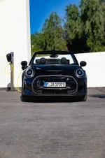 P90493982-mini-cooper-se-convertible-02-2023-999px.webp